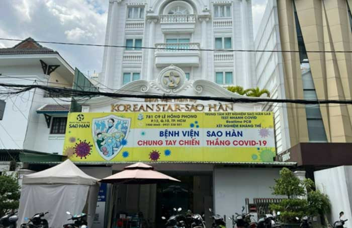 Bên ngoài Thẩm mỹ viện Sao Hàn, liên quan vụ tai biến làm một phụ nữ tử vong.