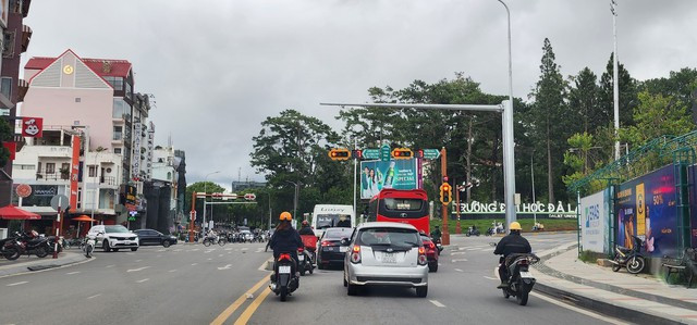 Hệ thống đèn xanh đèn đỏ giúp giao thông ở Đà Lạt đi vào trật tự. Ảnh: LÂM VIÊN