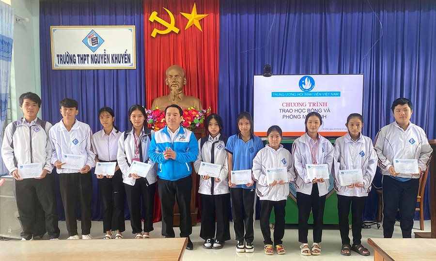 Thừa ủy quyền của Ban Bí thư Trung ương Đoàn và Trung ương Hội Sinh viên Việt Nam, anh Đỗ Duy Nam-Phó Bí thư Tỉnh Đoàn đã trao tặng 20 suất học bổng (1 triệu đồng/suất) cho các em học sinh Trường THPT Nguyễn Khuyến. Ảnh: Hà Đức Thành