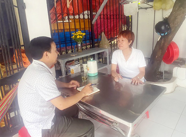 Chị Trần Kim Thoa kể cho phóng viên nghe về các khó khăn trong những ngày đầu lập nhà nghỉ 0 đồng.