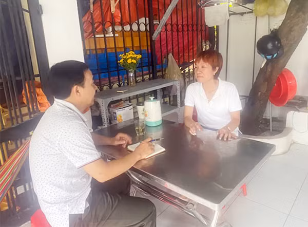 Chị Trần Kim Thoa kể cho phóng viên nghe về các khó khăn trong những ngày đầu lập nhà nghỉ 0 đồng.