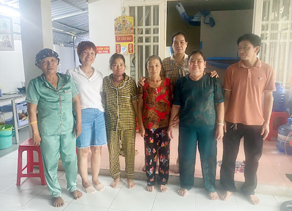 Chị Trần Kim Thoa với những bệnh nhân ung thư tại nhà trọ 0 đồng do chị tổ chức.