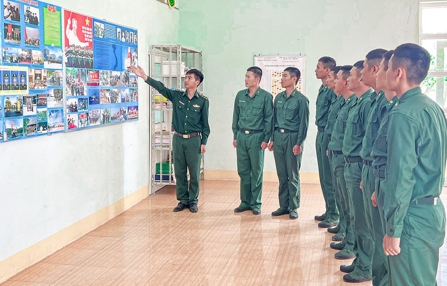 Trung úy Nguyên đang giới thiệu về truyền thống anh hùng của Bộ đội Biên phòng Việt Nam với chiến sĩ của Trung đội. Ảnh: Anh Huy Trung úy Nguyên đang giới thiệu về truyền thống anh hùng của Bộ đội Biên phòng Việt Nam với chiến sĩ của Trung đội. Ảnh: Anh Huy