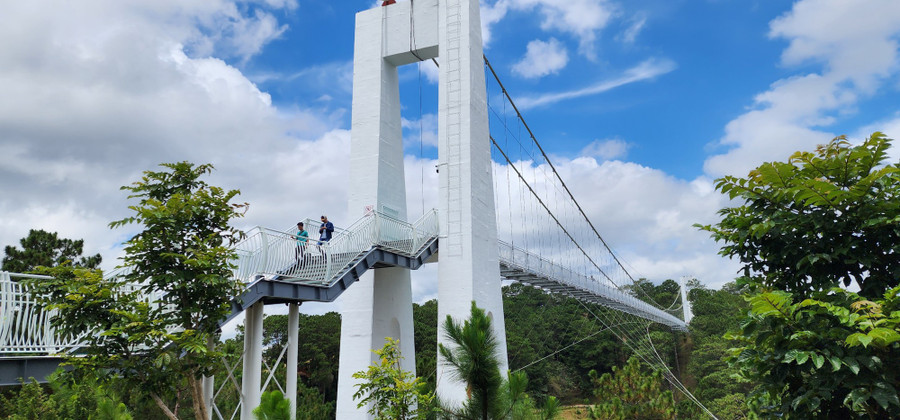 Cầu kính Ngàn Thông có tổng chiều dài 325m. Ảnh: LÂM VIÊN