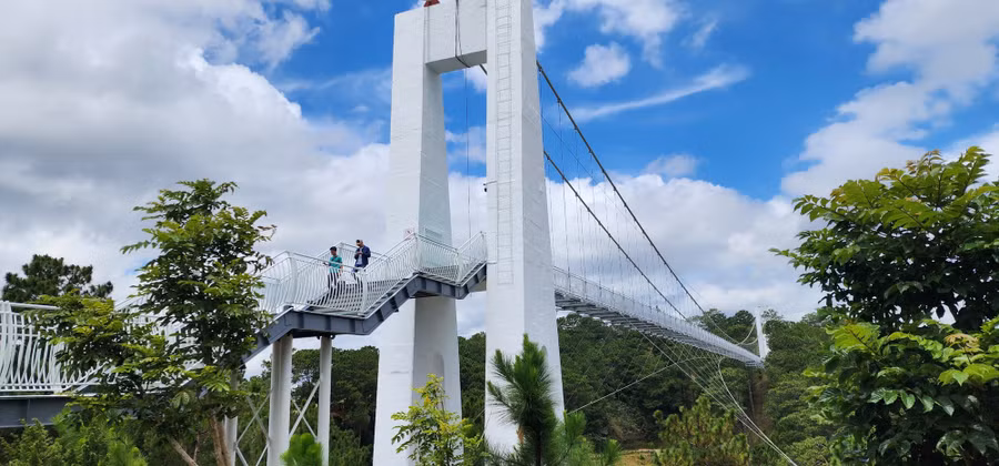 Cầu kính Ngàn Thông có tổng chiều dài 325m. Ảnh: LÂM VIÊN
