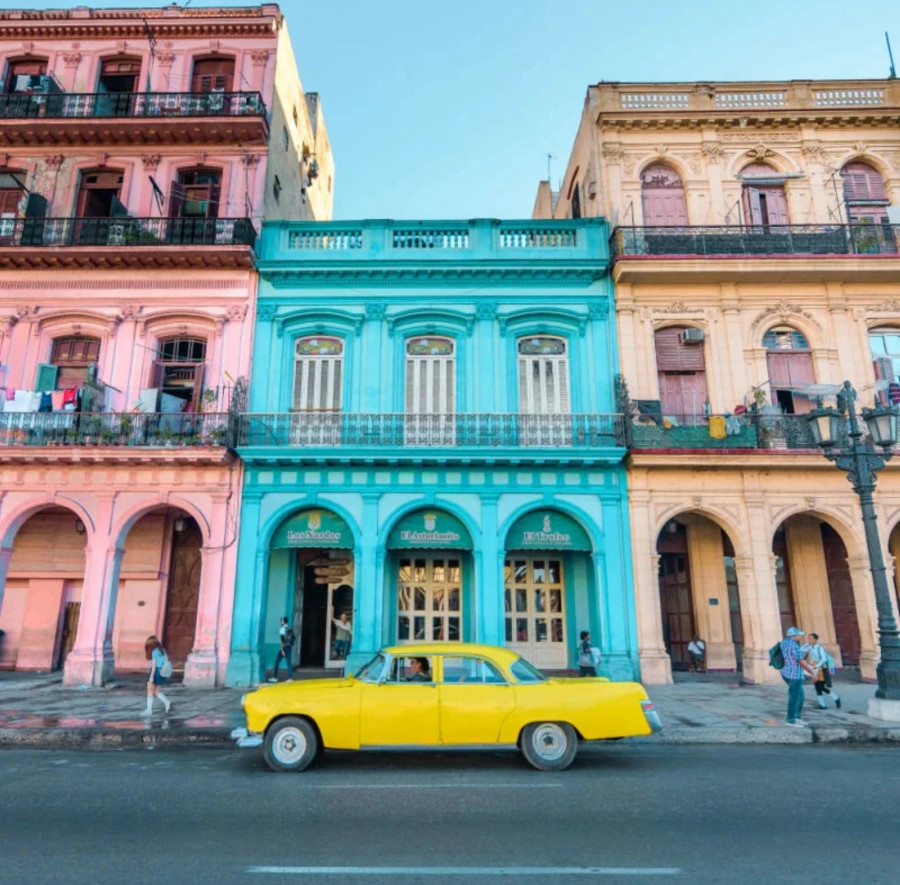 Thành phố với những ngôi nhà sơn nhiều màu sắc cùng chiếc taxi vàng trở thành điểm nhận diện của Havana. Ảnh: TRAVEL OFF PATH Thành phố với những ngôi nhà sơn nhiều màu sắc cùng chiếc taxi vàng trở thành điểm nhận diện của Havana. Ảnh: TRAVEL OFF PATH