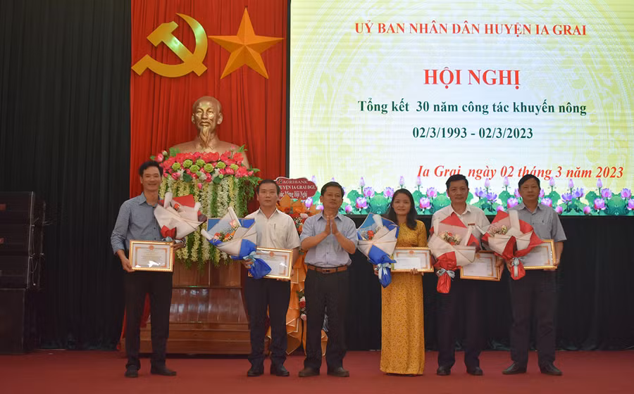 Lãnh đạo UBND huyện Ia Grai tặng giấy khen cho các tập thể tiêu biểu trong công tác khuyến nông. Ảnh: Minh Thoan