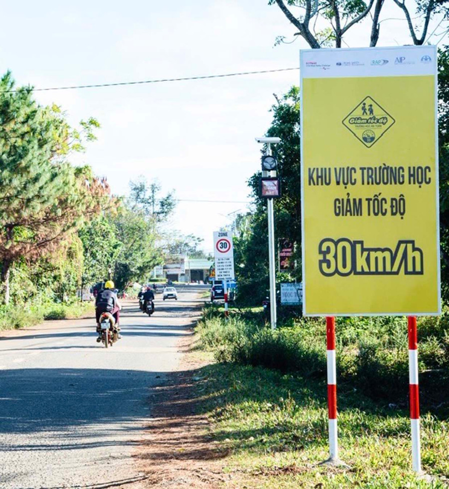 Tại khu vực cổng trường của nhiều trường học trên địa bàn TP. Pleiku được gắn biển báo giao thông giới hạn tốc độ theo mốc chuẩn an toàn giao thông quy định. Ảnh: M.N
