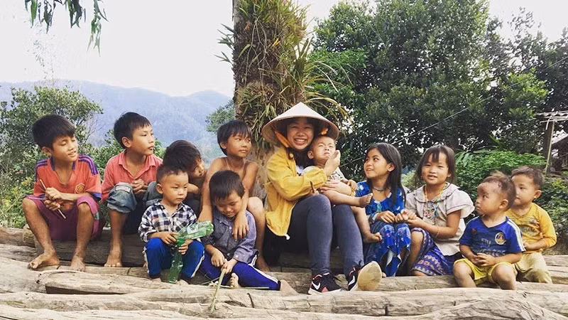 Thời gian qua, học và làm theo tấm gương đạo đức Hồ Chí Minh, nhiều thầy cô giáo tuổi đời còn rất trẻ nhưng không quản ngại khó khăn, quyết tâm mang con chữ đến với học trò vùng cao. Trong ảnh: Cô Nguyễn Vân Nhi, giáo viên Trường phổ thông dân tộc bán trú Trung học cơ sở Tô Hiệu (xã Cư San, huyện M' Đrăk, tỉnh Đắk Lắk) và các học sinh.