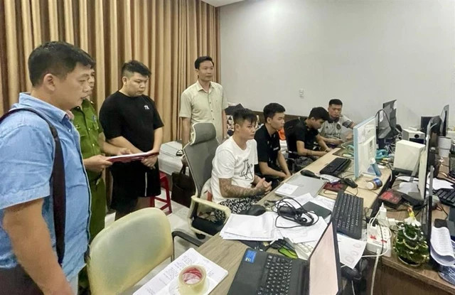 Cơ quan công an khám xét một địa điểm của nhóm đối tượng. Ảnh: Công an cung cấp Cơ quan công an khám xét một địa điểm của nhóm đối tượng. Ảnh: Công an cung cấp