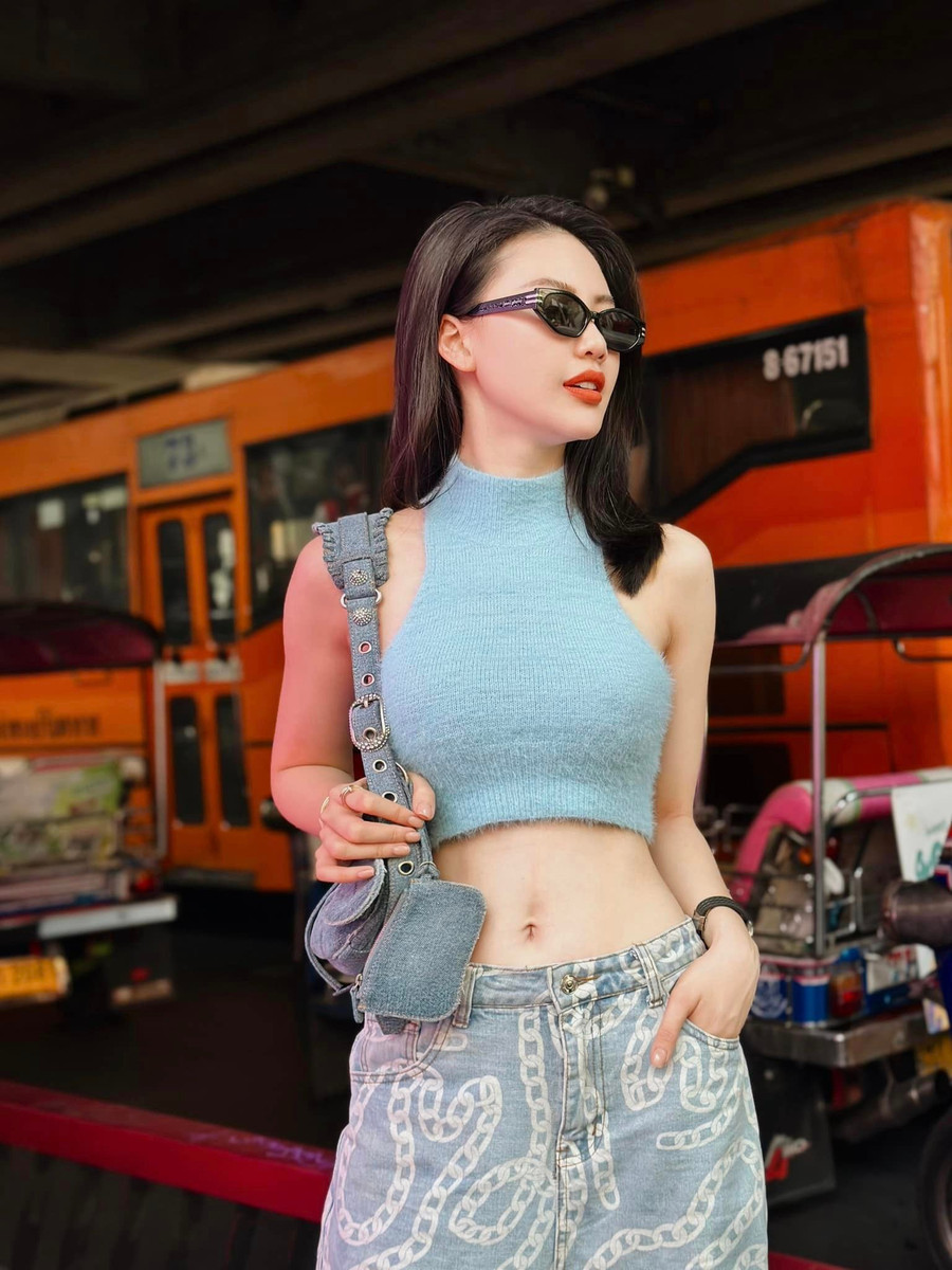 Bùi Quỳnh Hoa sở hữu chiều cao nổi bật, vẻ đẹp sắc sảo. Trước đó cô từng giành giải Siêu mẫu quốc tế 2022. Dù là khi xuất hiện tại sự kiện hay trong loạt ảnh đời thường, người đẹp đến từ Hà Nội vẫn trung thành với phong cách thời trang gợi cảm. Ảnh: FBNV