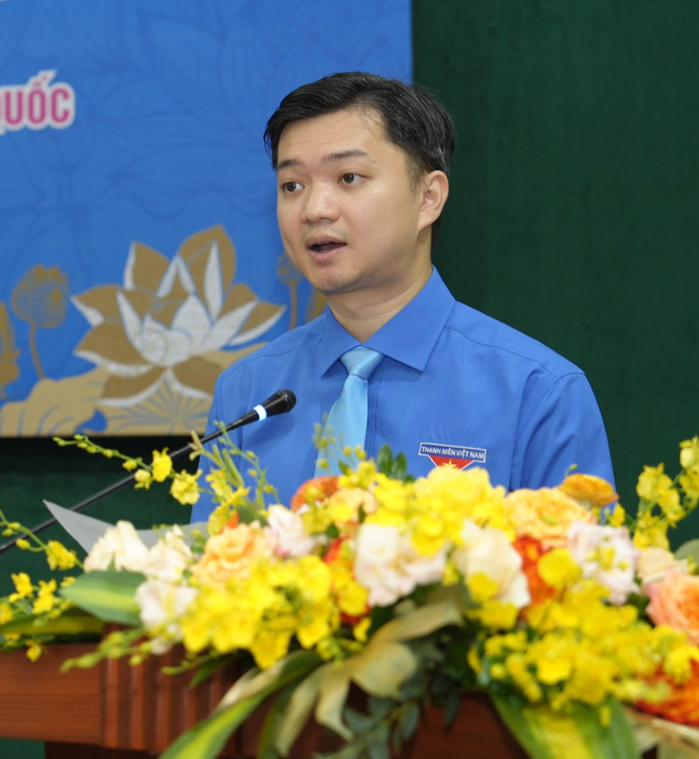 GS -TS Nguyễn Xuân Thắng: 'Phải thực hành tư tưởng Hồ Chí Minh’ - Ảnh 2. Anh Nguyễn Minh Triết báo cáo tại chương trình. Ảnh: NGỌC THẮNG