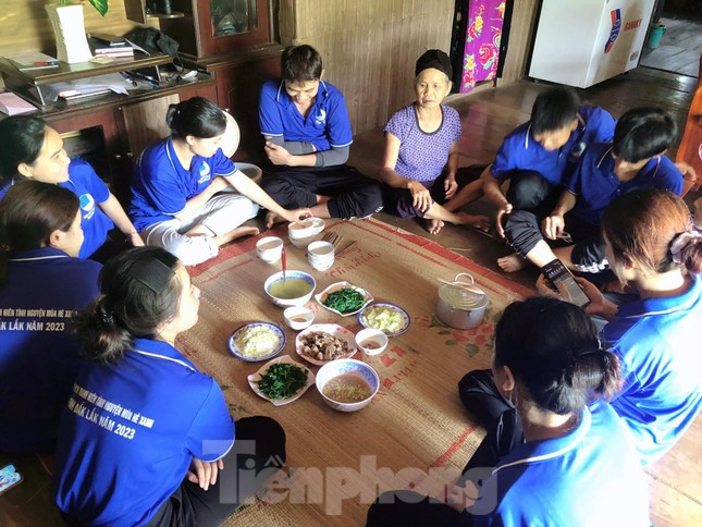 Thanh niên tình nguyện giúp người dân vặt chồi, làm cỏ cà phê ảnh 9