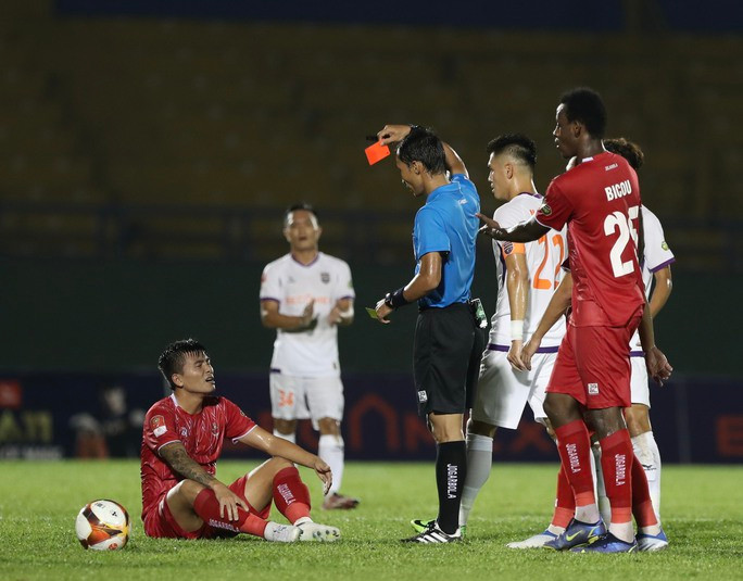 Hải Phòng thậm chí còn thi đấu thiếu người trong hiệp 2 khi đang bị dẫn trước