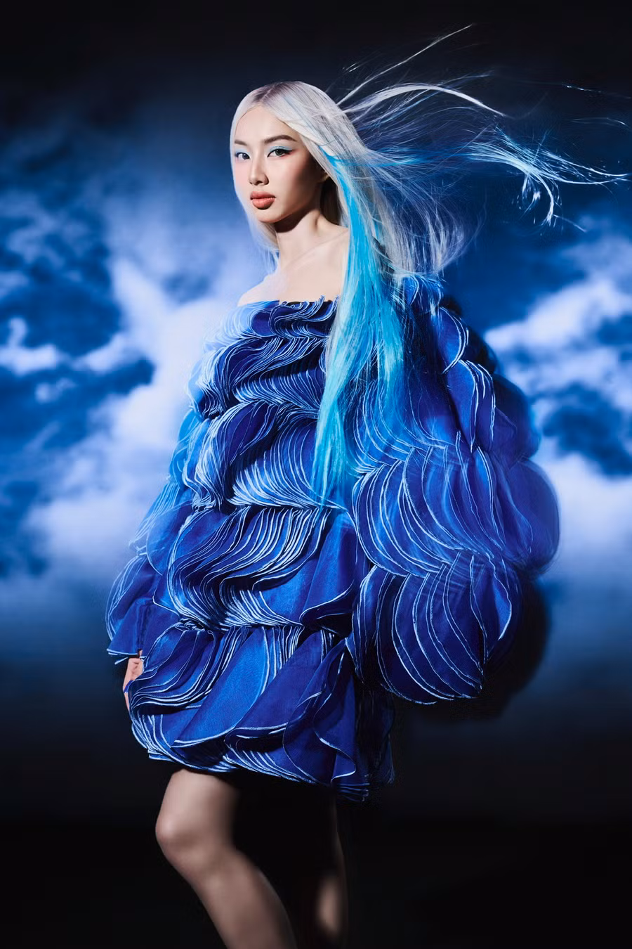 Để chuẩn bị cho sự trở lại tại Vietnam International Fashion Week 2023, nhà thiết kế Lê Thanh Hòa đã lựa chọn Hoa hậu Thùy Tiên làm "nàng thơ" cho bộ sưu tập Shadow của anh. Ảnh: Nguyễn Minh Đức