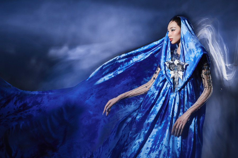 Hoa hậu Thùy Tiên khác lạ trong bộ ảnh mới - Ảnh 8. Ngoài ra, Hoa hậu Hòa bình Quốc tế 2021 hy vọng người hâm mộ của hai phía ngừng công kích lẫn nhau. Cô nói: "Tôi mong rằng fan của tôi hay mọi người đừng đẩy câu chuyện đi quá xa và nói rằng nhờ có Hoa hậu Hòa bình Quốc tế mới có Thùy Tiên hay ngược lại. Tôi nghĩ tất cả đều nhờ có nhau để có được thành công như hôm nay. Tôi không muốn fan của mình bác bỏ những điều cuộc thi mang lại cho tôi hay bác bỏ những nỗ lực của tôi. Đó là điều tôi không muốn nhất, tôi nghĩ tôi, fan và Hoa hậu Hòa bình Quốc tế đều là một. Vì tôi lớn lên, xuất phát và có một cuộc đời mới là nhờ cuộc thi, đó là điều tôi không bao giờ quên". Ảnh: Nguyễn Minh Đức