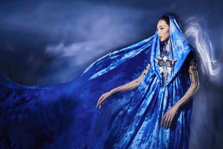 Ngoài ra, Hoa hậu Hòa bình Quốc tế 2021 hy vọng người hâm mộ của hai phía ngừng công kích lẫn nhau. Cô nói: "Tôi mong rằng fan của tôi hay mọi người đừng đẩy câu chuyện đi quá xa và nói rằng nhờ có Hoa hậu Hòa bình Quốc tế mới có Thùy Tiên hay ngược lại. Tôi nghĩ tất cả đều nhờ có nhau để có được thành công như hôm nay. Tôi không muốn fan của mình bác bỏ những điều cuộc thi mang lại cho tôi hay bác bỏ những nỗ lực của tôi. Đó là điều tôi không muốn nhất, tôi nghĩ tôi, fan và Hoa hậu Hòa bình Quốc tế đều là một. Vì tôi lớn lên, xuất phát và có một cuộc đời mới là nhờ cuộc thi, đó là điều tôi không bao giờ quên". Ảnh: Nguyễn Minh Đức