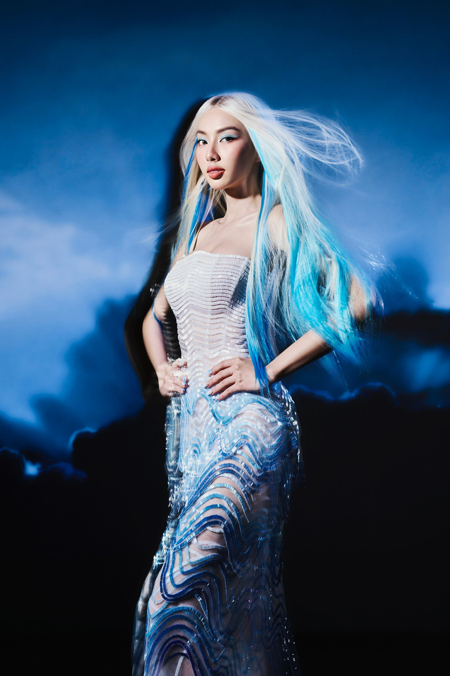 Hoa hậu Thùy Tiên khác lạ trong bộ ảnh mới - Ảnh 3. Lê Thanh Hòa đã mang đến hình ảnh một Thùy Tiên rất khác so với trước đây. Chân dài sinh năm 1998 cuốn hút với mái tóc dài bạch kim có ánh xanh cùng lối trang điểm sắc sảo. Ảnh:Nguyễn Minh Đức