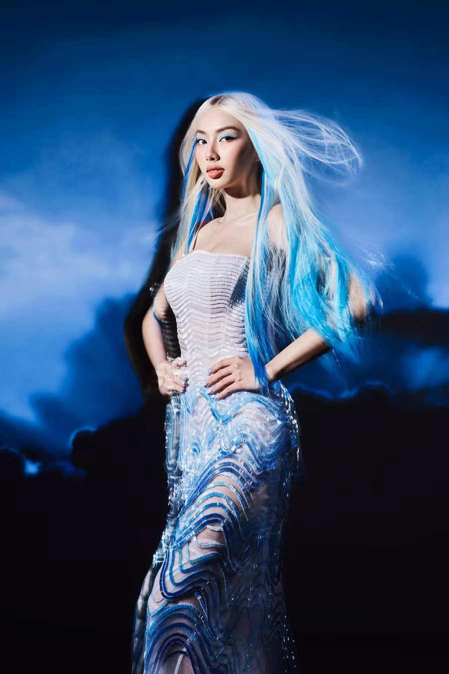 Lê Thanh Hòa đã mang đến hình ảnh một Thùy Tiên rất khác so với trước đây. Chân dài sinh năm 1998 cuốn hút với mái tóc dài bạch kim có ánh xanh cùng lối trang điểm sắc sảo. Ảnh:Nguyễn Minh Đức