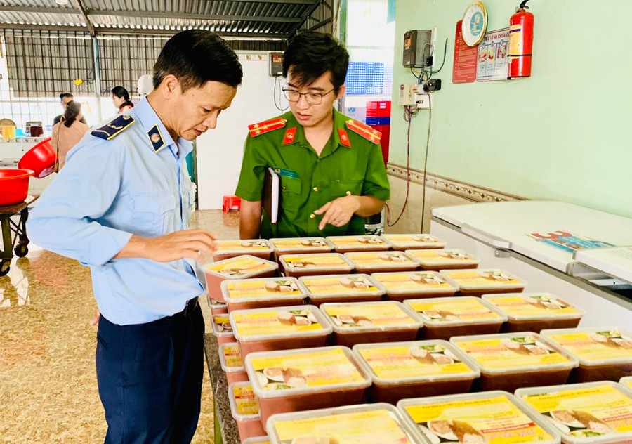 Đoàn kiểm tra liên ngành của tỉnh kiểm tra tại cơ sở sản xuất pate, nước tương, chà bông (địa chỉ hẻm 34 Mạc Thị Bưởi, tổ 8, phường Thắng Lợi, TP. Pleiku). Ảnh: N.N Đoàn kiểm tra liên ngành của tỉnh kiểm tra tại cơ sở sản xuất pate, nước tương, chà bông (địa chỉ hẻm 34 Mạc Thị Bưởi, tổ 8, phường Thắng Lợi, TP. Pleiku). Ảnh: N.N