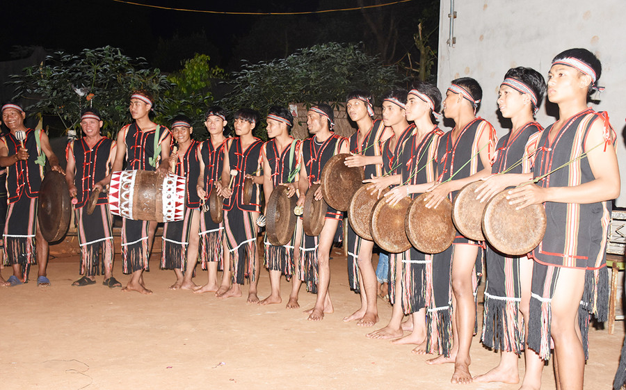 Đội cồng chiêng làng Hăng Ring (thị trấn Chư Sê) biểu diễn phục vụ du khách. Ảnh: Trần Dung Đội cồng chiêng làng Hăng Ring (thị trấn Chư Sê) biểu diễn phục vụ du khách. Ảnh: Trần Dung