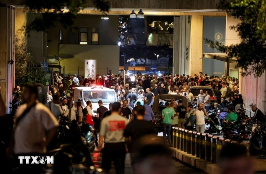 Người dân tập trung bên ngoài Trung tâm y tế AUBMC ở thủ đô Beirut, Liban sau vụ nổ máy nhắn tin khiến hàng nghìn người bị thương. (Ảnh: Reuters/TTXVN)