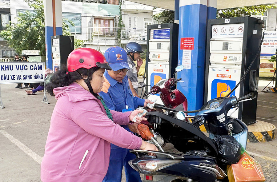 Các cơ quan, đơn vị liên quan tiếp tục hỗ trợ thương nhân đầu mối kinh doanh xăng dầu tiếp cận nguồn vốn, tạo nguồn hàng. Ảnh: G.B Các cơ quan, đơn vị liên quan tiếp tục hỗ trợ thương nhân đầu mối kinh doanh xăng dầu tiếp cận nguồn vốn, tạo nguồn hàng. Ảnh: G.B