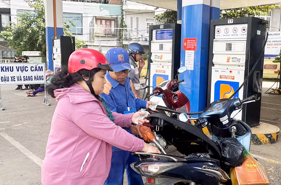 Các cơ quan, đơn vị liên quan tiếp tục hỗ trợ thương nhân đầu mối kinh doanh xăng dầu tiếp cận nguồn vốn, tạo nguồn hàng. Ảnh: G.B