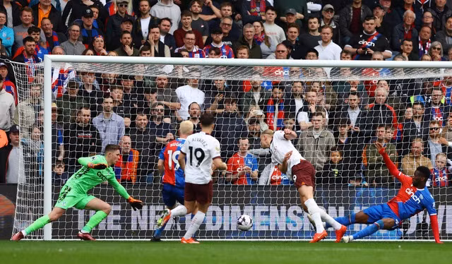 Erling Haaland ghi bàn...