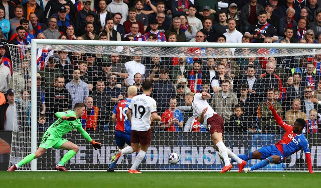 Erling Haaland ghi bàn...