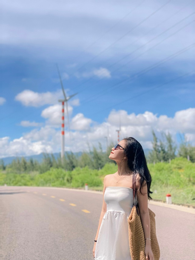 Khách du lịch thích thú khi chụp ảnh tại cánh đồng quạt gió. Ảnh: Thanh Quân