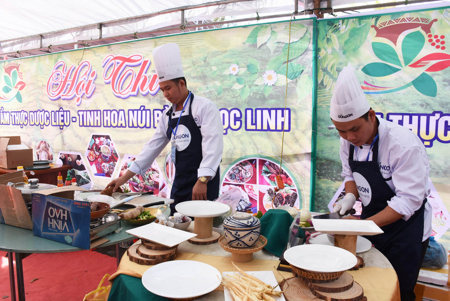 Các đội chế biến món thi. Ảnh: PN