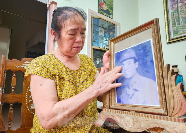 "Anh nói 10 năm không thấy anh về thì lấy chồng khác, tôi nói "em chỉ lấy chồng 1 lần thôi", bà Lương tâm sự. "Anh nói 10 năm không thấy anh về thì lấy chồng khác, tôi nói "em chỉ lấy chồng 1 lần thôi", bà Lương tâm sự.