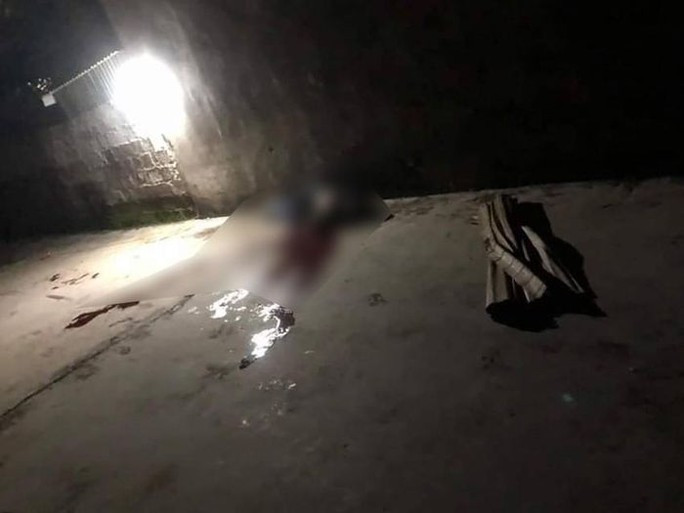 Mâu thuẫn chuyện đồng áng với hàng xóm, con rể bị chém chết, con trai bị thương - Ảnh 1. Hiện trường xảy ra án mạng.