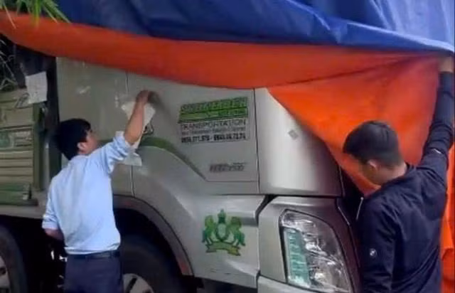 Đội QLTT số 1 xé giấy niêm phong để trả lại xe tải BS 47H - 004.50. ẢNH: PHÚC THĂNG