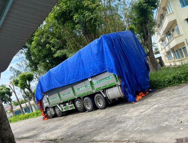 Xe tải bị đưa về tạm giữ tại số 33 Tạ Quang Bửu (P.Duy Tân, TP.Kon Tum, tỉnh Kon Tum). ẢNH: PHÚC THĂNG Xe tải bị đưa về tạm giữ tại số 33 Tạ Quang Bửu (P.Duy Tân, TP.Kon Tum, tỉnh Kon Tum). ẢNH: PHÚC THĂNG