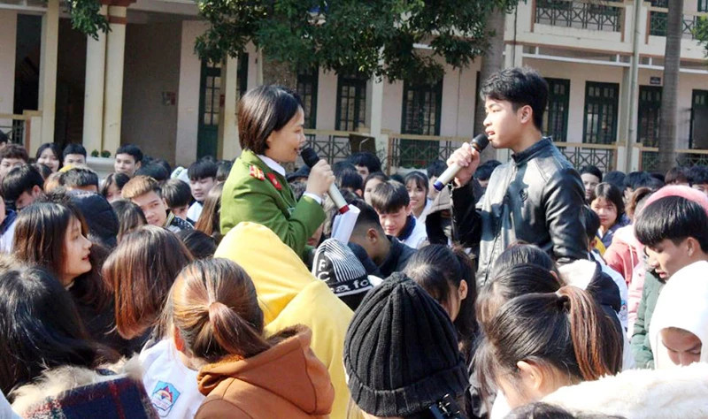 Cán bộ Phòng Cảnh sát hình sự (Công an tỉnh Hòa Bình) phổ biến phòng, chống vi phạm pháp luật trong thanh thiếu niên tại Trường THPT Thạch Yên, huyện Cao Phong. Cán bộ Phòng Cảnh sát hình sự (Công an tỉnh Hòa Bình) phổ biến phòng, chống vi phạm pháp luật trong thanh thiếu niên tại Trường THPT Thạch Yên, huyện Cao Phong.