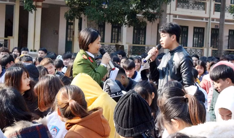 Cán bộ Phòng Cảnh sát hình sự (Công an tỉnh Hòa Bình) phổ biến phòng, chống vi phạm pháp luật trong thanh thiếu niên tại Trường THPT Thạch Yên, huyện Cao Phong.