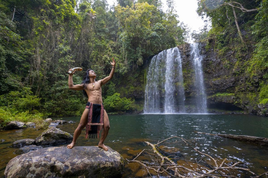 R’cơm Bus trẻ tuổi và mạnh mẽ, giản dị mà rất nồng nàn khắc họa hình tượng chàng Đam San trong sử thi. Ảnh: Nhân vật cung cấp