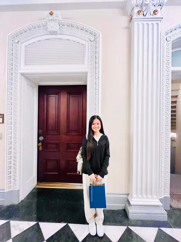 Linh là cử nhân chuyên ngành Sinh học tại Đại học Creighton, Mỹ với tấm bằng tốt nghiệp loại giỏi.