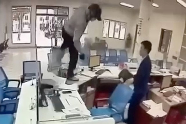 Hình ảnh Linh xông vào ngân hàng cướp ngân hàng được camera an ninh ghi lại