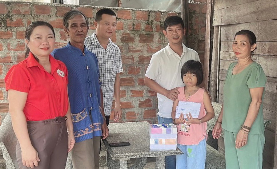 Hội Thiện nguyện nông nghiệp Gia Lai trao học bổng cho em Ksor Nguyễn Ngọc Quỳnh (thị xã Ayun Pa). Ảnh: Nhật Phụng Hội Thiện nguyện nông nghiệp Gia Lai trao học bổng cho em Ksor Nguyễn Ngọc Quỳnh (thị xã Ayun Pa). Ảnh: Nhật Phụng