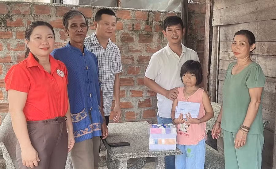 Hội Thiện nguyện nông nghiệp Gia Lai trao học bổng cho em Ksor Nguyễn Ngọc Quỳnh (thị xã Ayun Pa). Ảnh: Nhật Phụng