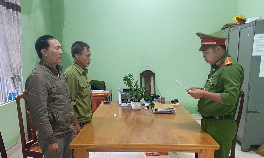 Phạm Thế Khiêm (bên trái, áo xám nâu) và Nguyễn Văn Nam nghe đọc lệnh khởi tố Phạm Thế Khiêm (bên trái, áo xám nâu) và Nguyễn Văn Nam nghe đọc lệnh khởi tố