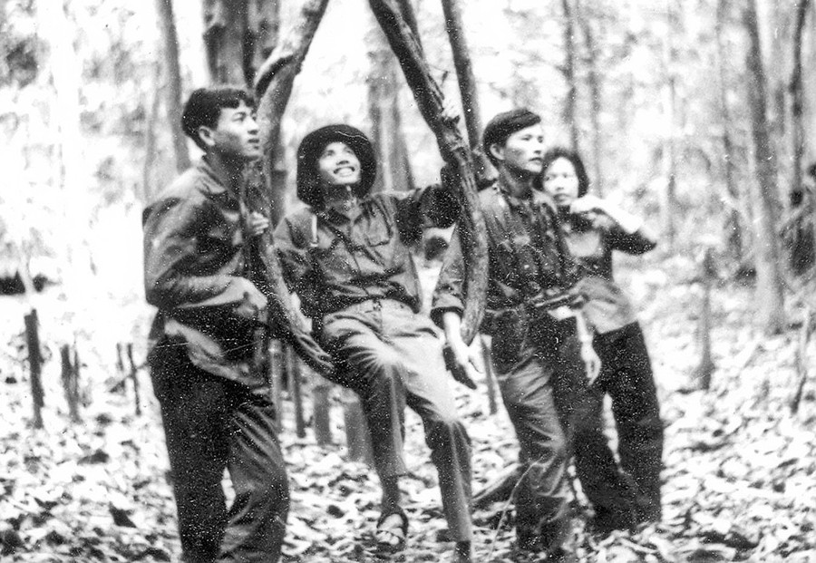 Nhà báo Sỹ Huynh (thứ 2 từ trái sang) cùng các đồng nghiệp trên đường giao liên vào chiến trường Khu 5 (ảnh tư liệu). Nhà báo Sỹ Huynh (thứ 2 từ trái sang) cùng các đồng nghiệp trên đường giao liên vào chiến trường Khu 5 (ảnh tư liệu).