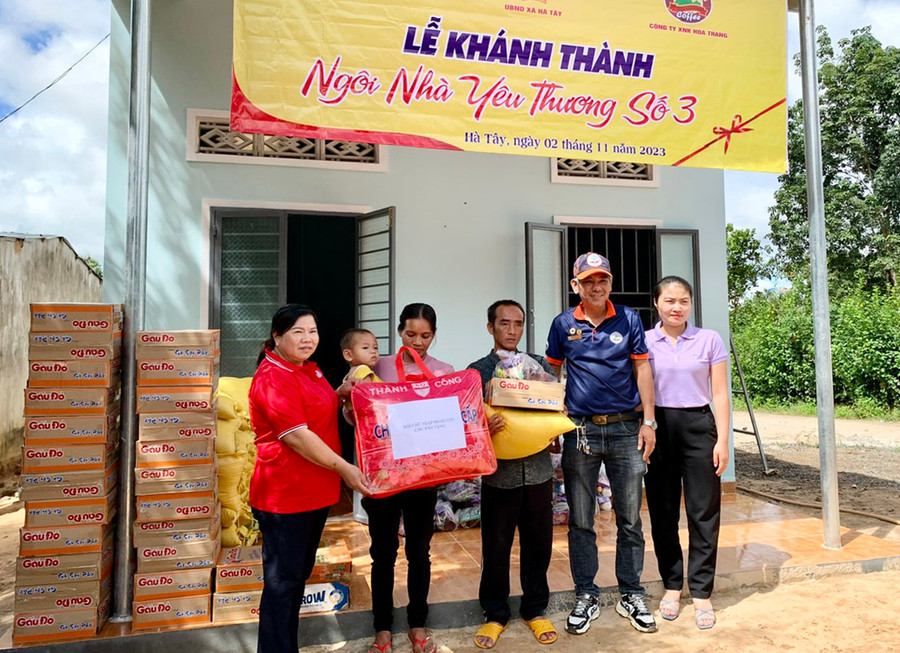 Các nhà tài trợ trao quà cho gia đình anh Hiệp. Ảnh: Như Nguyện