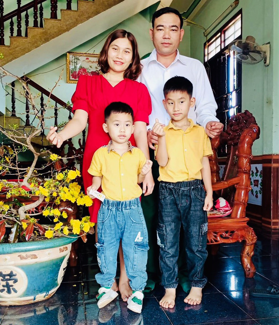 Gia đình chị Trần Thị Thúy Quỳnh luôn hạnh phúc vì luôn biết thấu hiểu, sẻ chia. Ảnh: Minh Nhật