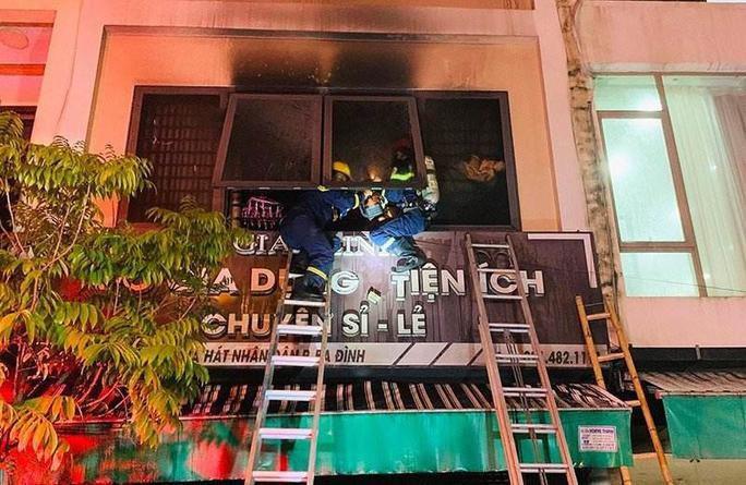 Cảnh sát PCCC và Cứu nạn cứu hộ tiếp cận tầng 2 căn nhà. Ảnh: CTV