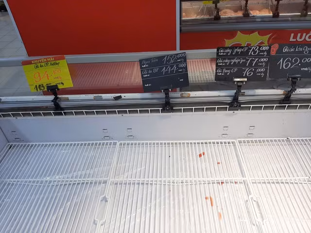 Nhiều quầy kệ thịt gà chưa tiếp kịp hàng.