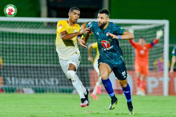 Chất lượng ngoại binh của Hoàng Anh Gia Lai (áo xanh) kém xa Quy Nhơn Bình Định